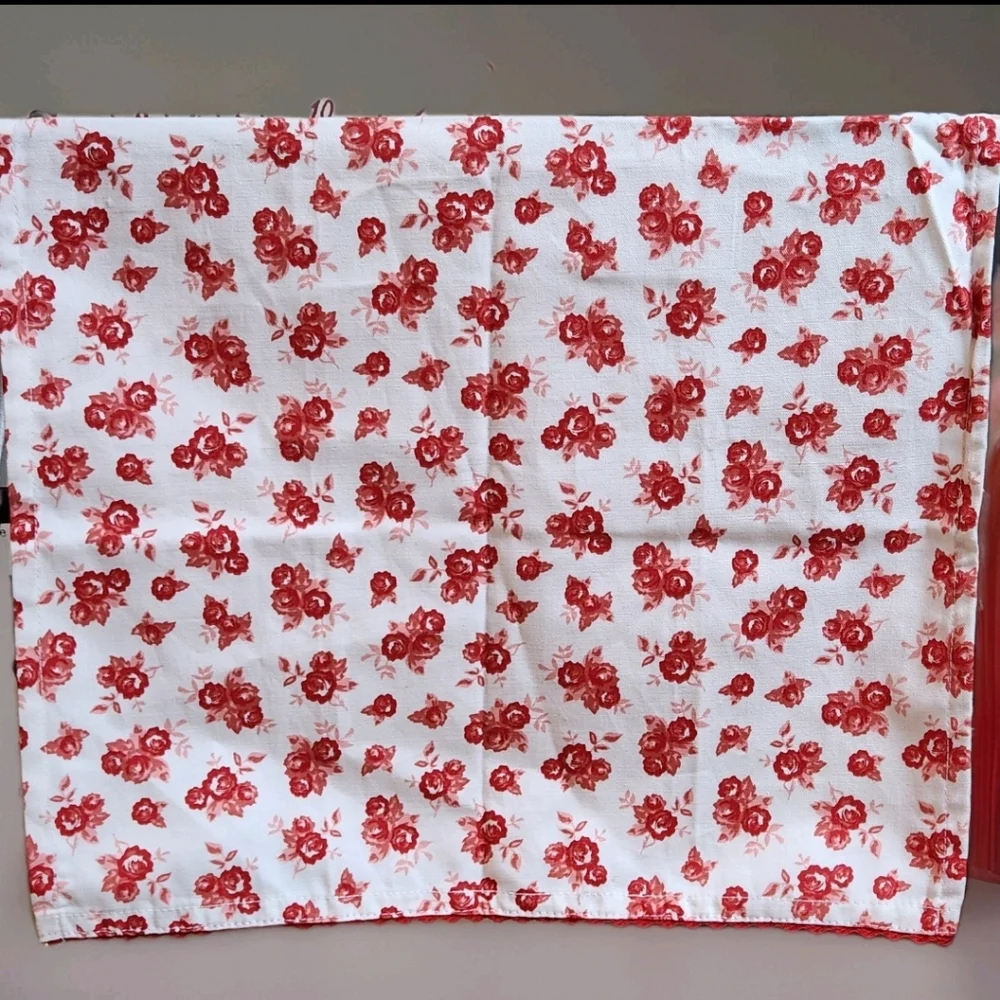 NWT Pioneer Woman Red Rose Tea Towel w/ Ric-Rac Trim – Rare Early Release